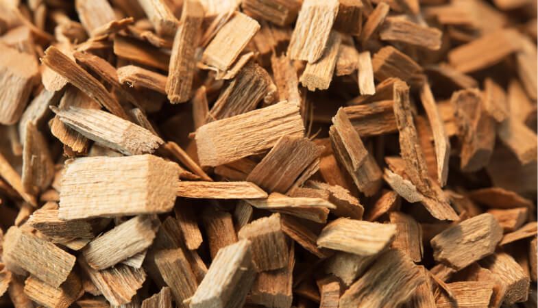 Häckselarbeiten mit Kran /  Hackguterzeugung / Biomasse